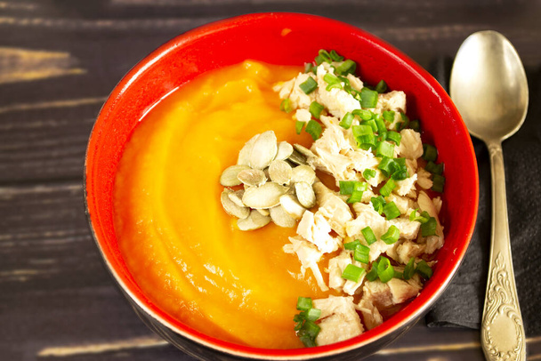 Groentesoep. Gezond eten Pompoenpuree soep met vlees en kruiden. Goede voeding. Kopieerruimte. - Foto, afbeelding
