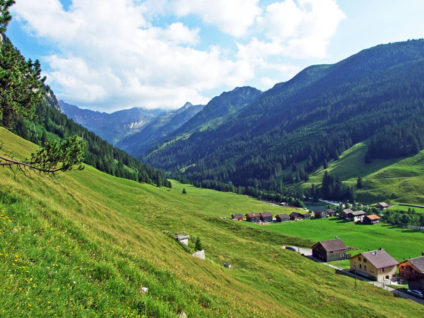 Saminatal Vadisi 'ndeki küçük geleneksel dağlık Steg köyü ve Lihtenştayn Alpleri' nin kalbinde Steg, Lihtenştayn - Fotoğraf, Görsel