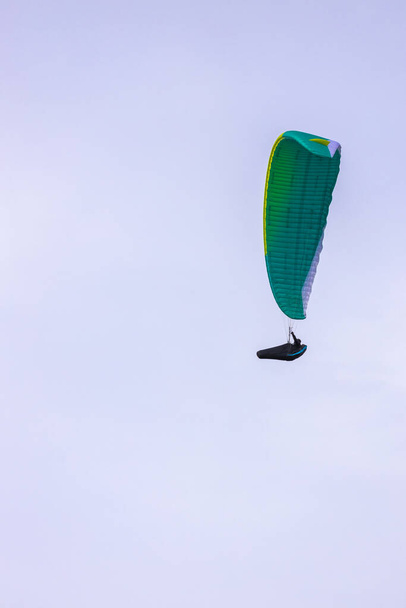 Skydiver στο πολύχρωμο αλεξίπτωτο στον ουρανό. Ενεργός χόμπι - Φωτογραφία, εικόνα