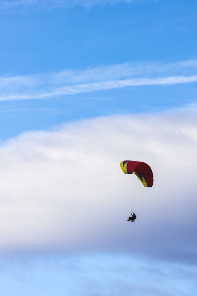 Skydiver gökyüzünde renkli paraşüt üzerinde. Etkin Hobiler - Fotoğraf, Görsel