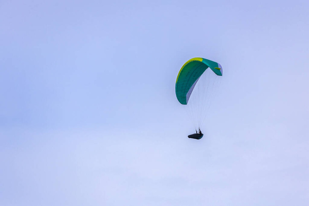 Skydiver gökyüzünde renkli paraşüt üzerinde. Etkin Hobiler - Fotoğraf, Görsel