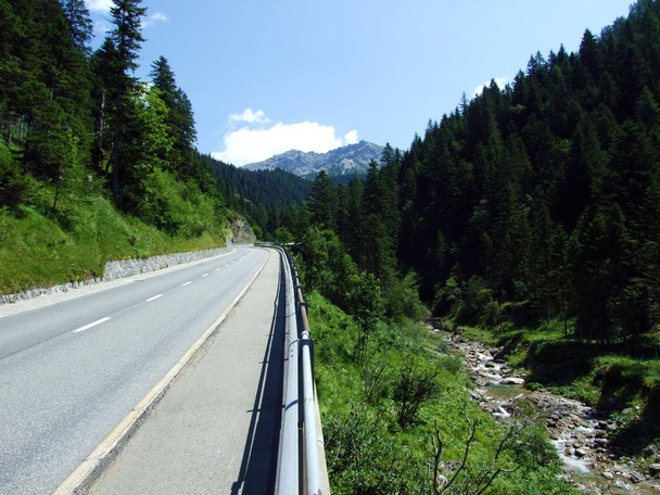 Carretera regional entre los asentamientos alpinos Steg y Malbun, y a lo largo del valle del arroyo Malunbach en los Alpes de Lichtenstein Steg, Liechtenstein
 - Foto, imagen