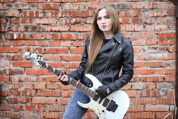  A bőrkabát gitár rock zenész lány  - Fotó, kép