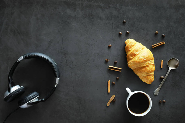 Pasteles frescos en la mesa. Croissant con sabor francés para el desayuno. - Foto, imagen