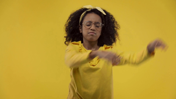 africano americano bambino declinando morbido giocattoli isolato su giallo
  - Filmati, video