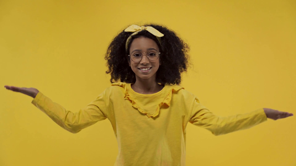 africano americano niño equilibrio manos aislado en amarillo
  - Imágenes, Vídeo