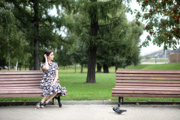 Красивая девушка в платьях для прогулки в парке
 - Фото, изображение