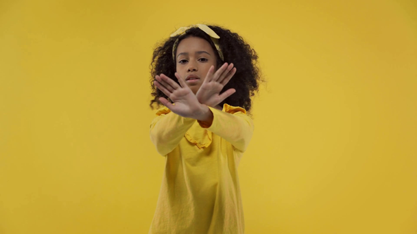 Африканский американец не показывает жеста изолированы на желтый
  - Кадры, видео