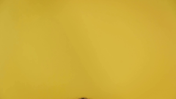 кудрявый африканский американец танцует изолированный на желтом
  - Кадры, видео
