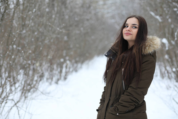 Hermosa chica en un hermoso parque de invierno para un paseo
  - Foto, imagen