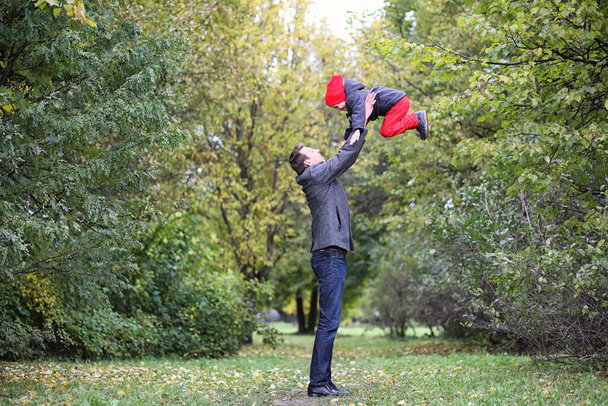 Young father with son on a walk in the park in spring - Foto, Imagen