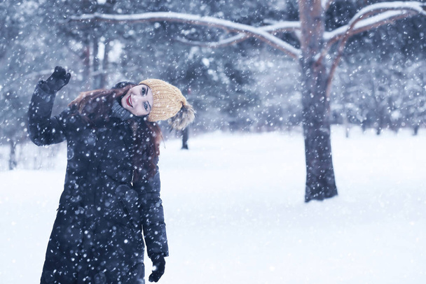 Bella ragazza in una bella giornata invernale snow park
 - Foto, immagini