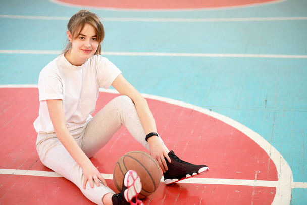 Ragazza giovane studente in palestra a giocare a basket - Foto, immagini