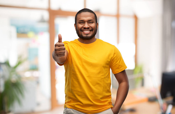 mosolygó afro-amerikai férfi mutatja hüvelykujját felfelé - Fotó, kép