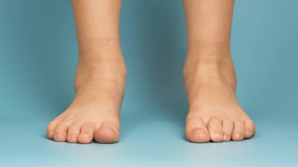 close-up van blote kind voeten op blauwe achtergrond. - Video