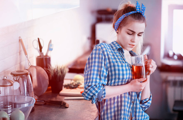 Ein süßes junges Mädchen in der Küche bereitet Dinne zu - Foto, Bild