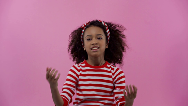 θυμωμένο αφροαμερικανό παιδί που ουρλιάζει απομονωμένο στο ροζ - Πλάνα, βίντεο
