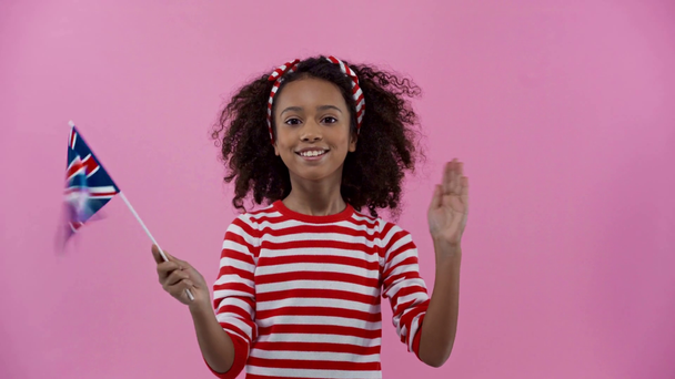 africano americano niño con unión jack bandera aislado en rosa
 - Imágenes, Vídeo