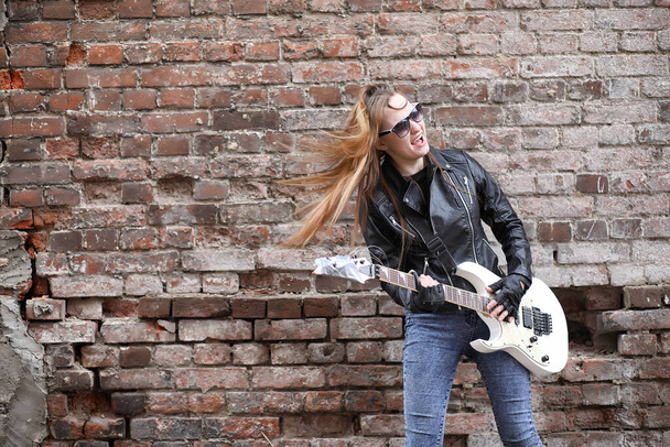  A bőrkabát gitár rock zenész lány  - Fotó, kép