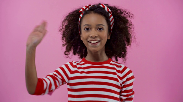 χαριτωμένο αφροαμερικανό παιδί κουνώντας τα χέρια απομονώνονται σε ροζ - Πλάνα, βίντεο