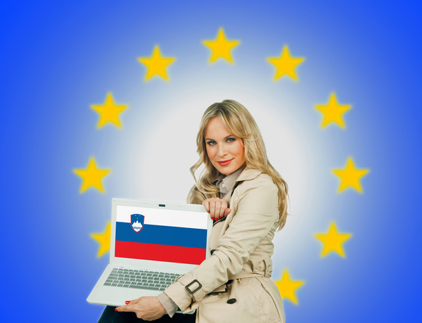 Slovenya bayrağı ile laptop tutan kadın - Fotoğraf, Görsel