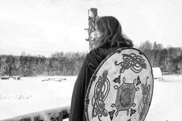 Захисник молодий воїн в поштовій броні озброєний мечем і сокирою
 - Фото, зображення