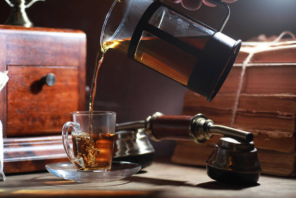 Заваривание чая на деревянном столе утром
 - Фото, изображение