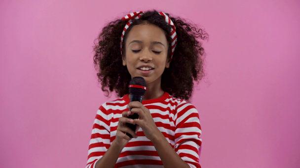 happy african american kid with microphone isolated on pink  - Imágenes, Vídeo