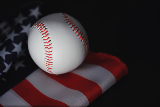 Amerikaans traditioneel sport spel. Honkbal. Concept. Honkbal en vleermuizen op tafel met Amerikaanse vlag. - Foto, afbeelding