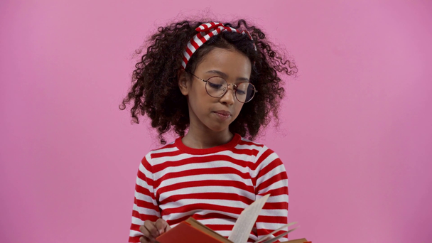 кудрявый африканский американец читает книгу, изолированную от розового
  - Кадры, видео