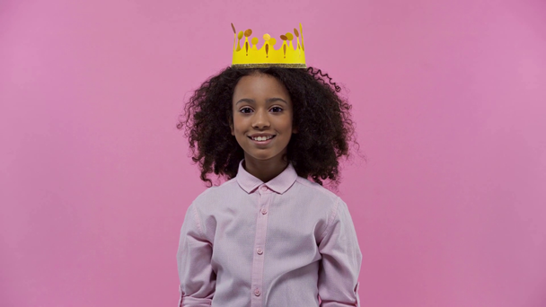 criança afro-americana usando coroa de papelão isolado em rosa
  - Filmagem, Vídeo