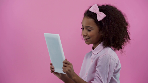 criança afro-americana usando tablet digital isolado em rosa
  - Filmagem, Vídeo