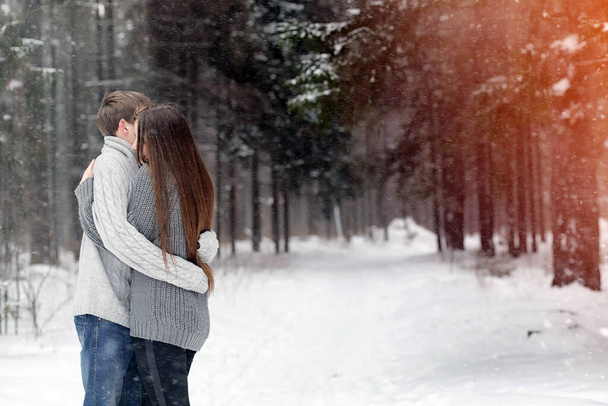 Een liefdevolle paar tijdens een winterwandeling. Man en vrouw op een datum in het Park in de winter. Vrienden in de winter par - Foto, afbeelding