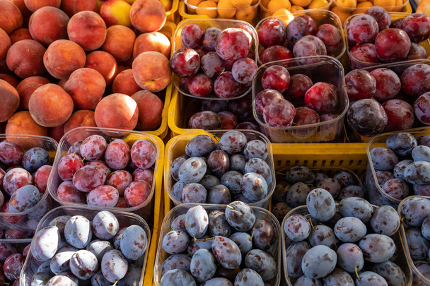 Frutta fresca in un mercato agricolo in Italia - Foto, immagini