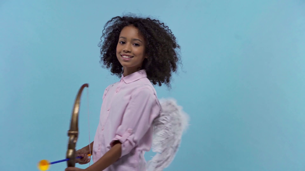 щасливий афроамериканський купідон з арбалетом ізольований на синьому
  - Кадри, відео