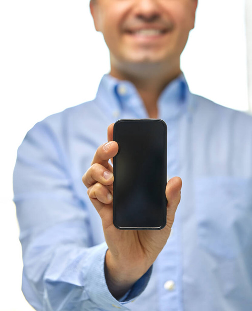 happy businessman showing smartphone screen - Фото, зображення