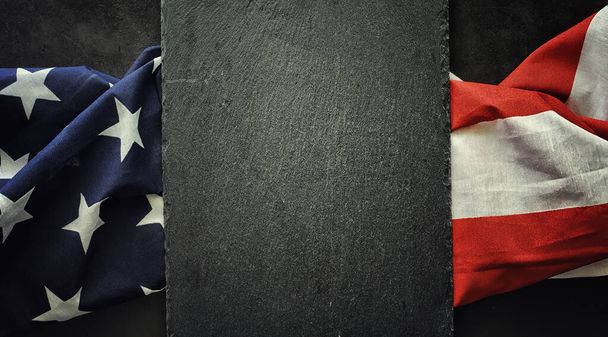 Американський прапор на чорному кам'яному тлі. Простір для тексту. - Фото, зображення