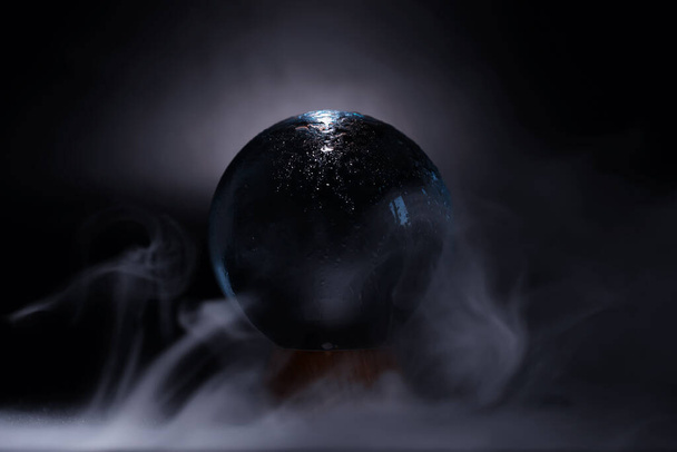 La bola de cristal predice el destino. Adivinando para el futuro. - Foto, imagen