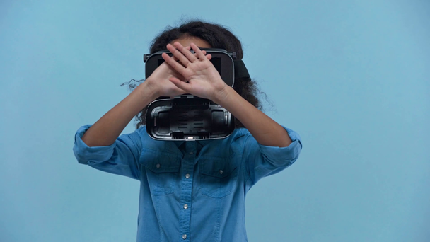 афроамериканська дитина у гарнітурі віртуальної реальності ізольована на синьому
  - Кадри, відео