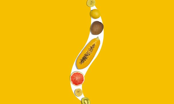 Fotografia kolażu papai i grejpfruta z żółtą przestrzenią do kopiowania, koncepcja owoców - Zdjęcie, obraz