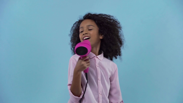 onnellinen afrikkalainen amerikkalainen lapsi hiustenkuivaaja laulaa eristetty sininen
  - Materiaali, video