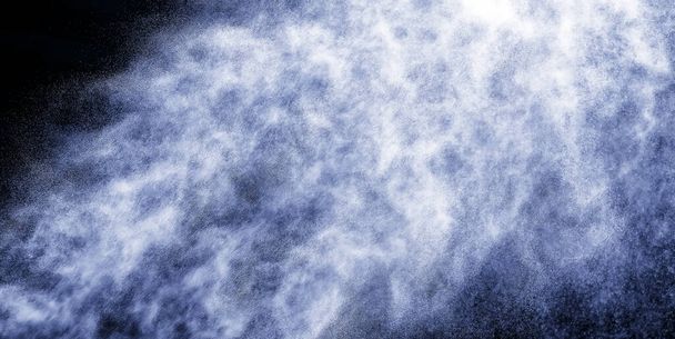 Een stroom water en een wolk druppels uit de verstuiving - Foto, afbeelding
