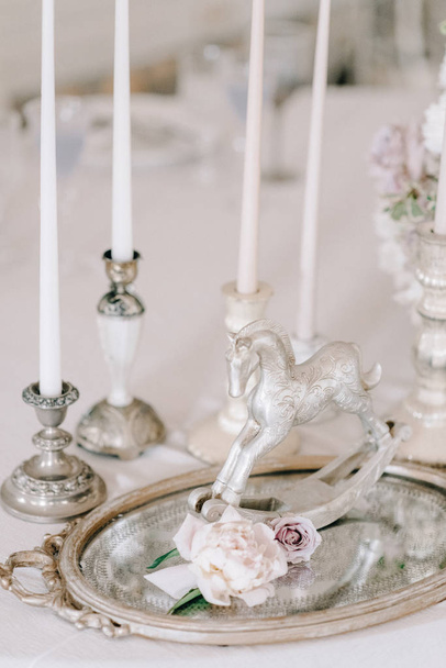 Table de banquet de mariage. Assiettes, verres, couverts et arrangement de fleurs sur une table ronde blanche
.  - Photo, image