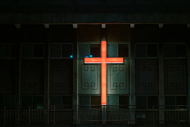 Το σύμβολο του χριστιανικού σταυρού είναι στην οροφή.  - Φωτογραφία, εικόνα