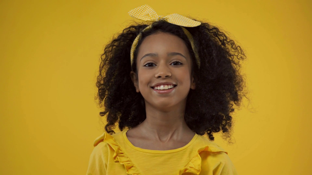 allegro africano americano bambino sorridente isolato su giallo
 - Filmati, video