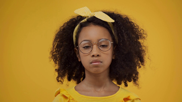 афроамериканська дитина в окулярах ізольована на жовтому
 - Кадри, відео
