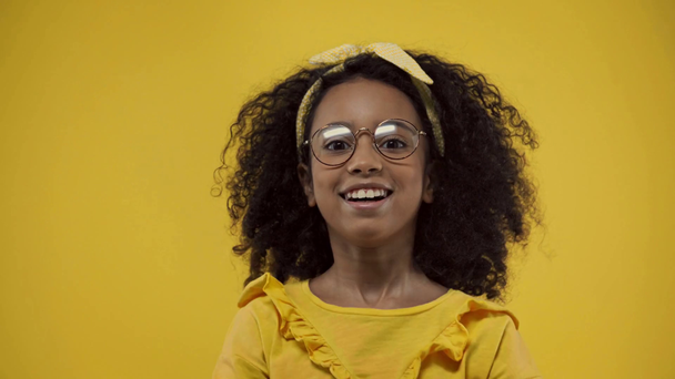 χαριτωμένο αφροαμερικανό παιδί με αρκουδάκι απομονωμένο στο κίτρινο - Πλάνα, βίντεο