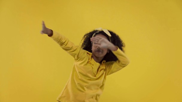 黄色で隔絶された幸せなアフリカ系アメリカ人の子供は - 映像、動画
