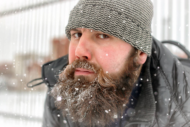 бородатий чоловік у капелюсі на засніженій зимовій вулиці
 - Фото, зображення