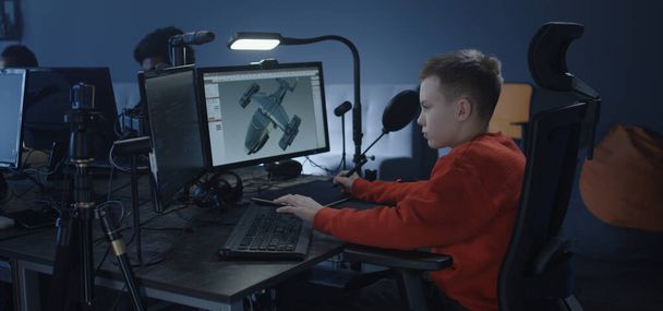 Мальчик работает над 3D моделью в офисе
 - Фото, изображение